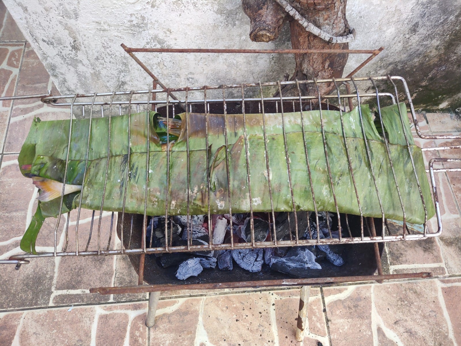 Peixe no moquém traz o sabor da cultura dos povos originários