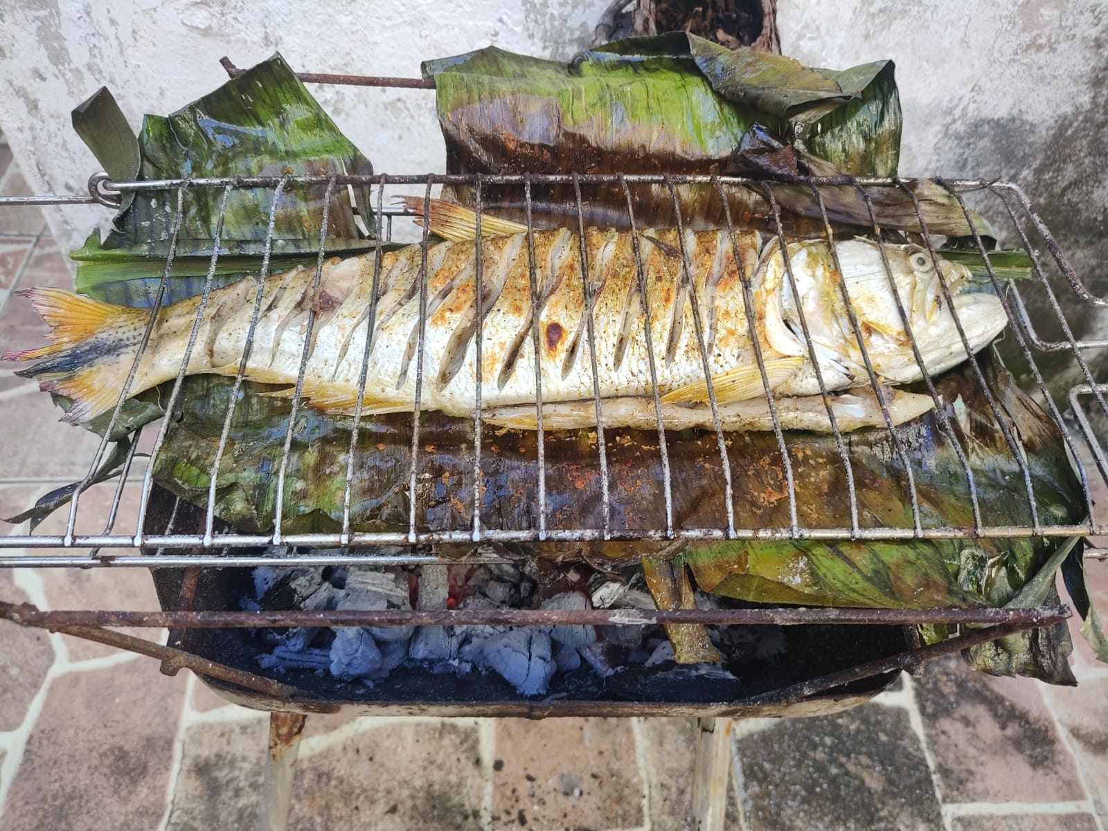 Peixe no moquém traz o sabor da cultura dos povos originários