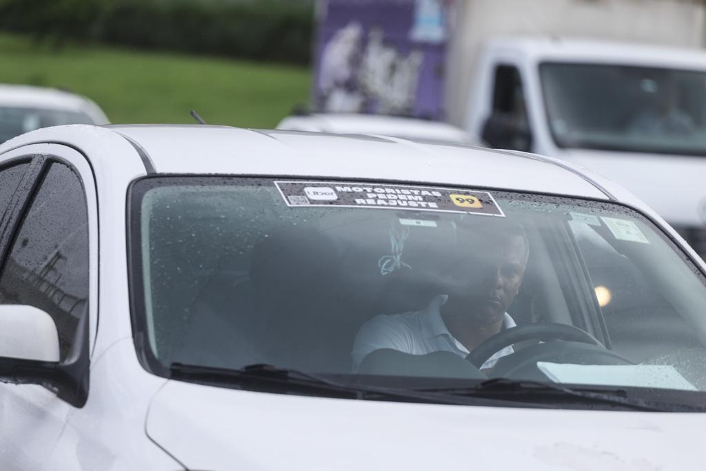 Motoristas de aplicativos paralisam atividades por 24h nesta segunda