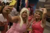 Fãs fantasiados de 'Barbies' e 'Kens' invadem shopping em Salvador