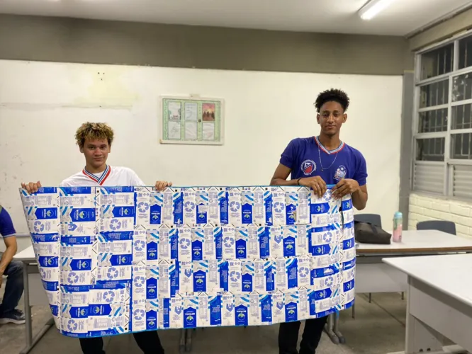 Alunos criam manta com caixas de leite para pessoas em vulnerabilidade