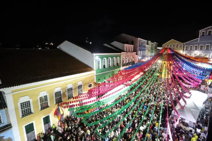 Animação segue no segundo dia de São João em Salvador; fotos