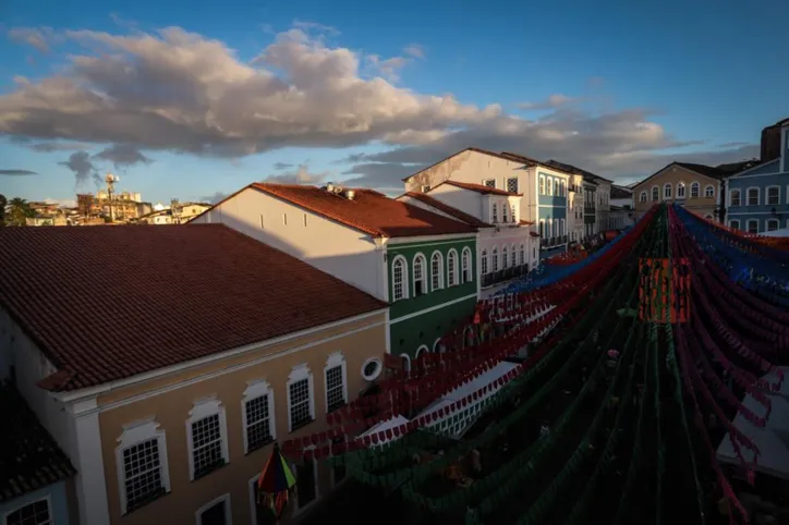 Animação segue no segundo dia de São João em Salvador; fotos