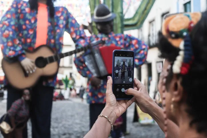 Animação segue no segundo dia de São João em Salvador; fotos