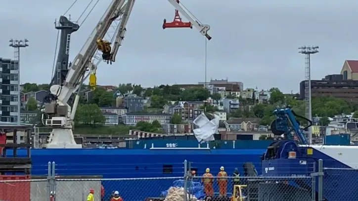 Destroços do submarino Titan são retirados do mar; confira as fotos