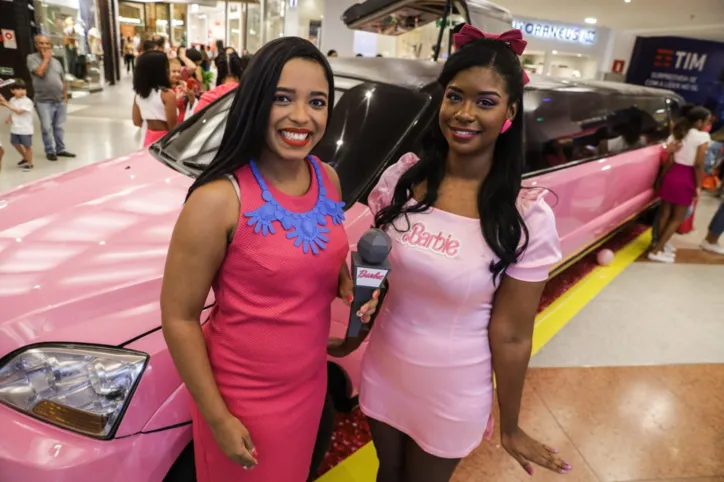 Fãs fantasiados de 'Barbies' e 'Kens' invadem shopping em Salvador