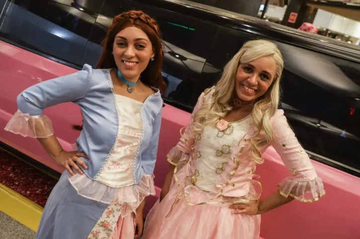 Fãs fantasiados de 'Barbies' e 'Kens' invadem shopping em Salvador