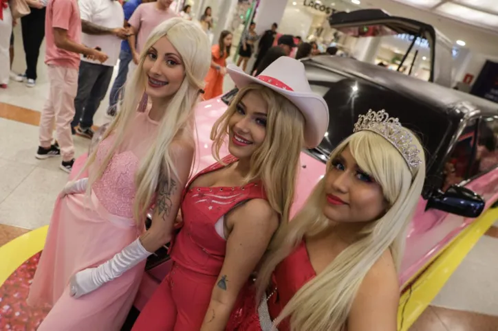 Fãs fantasiados de 'Barbies' e 'Kens' invadem shopping em Salvador