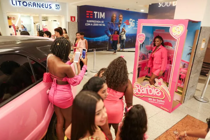 "Onda rosa" em shopping de Salvador marca estreia de Barbie