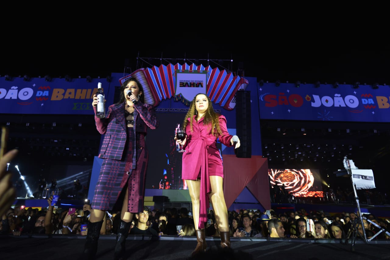 Após a terceira música, Maiara pediu permissão ao público para começar a ingerir bebida alcoólica