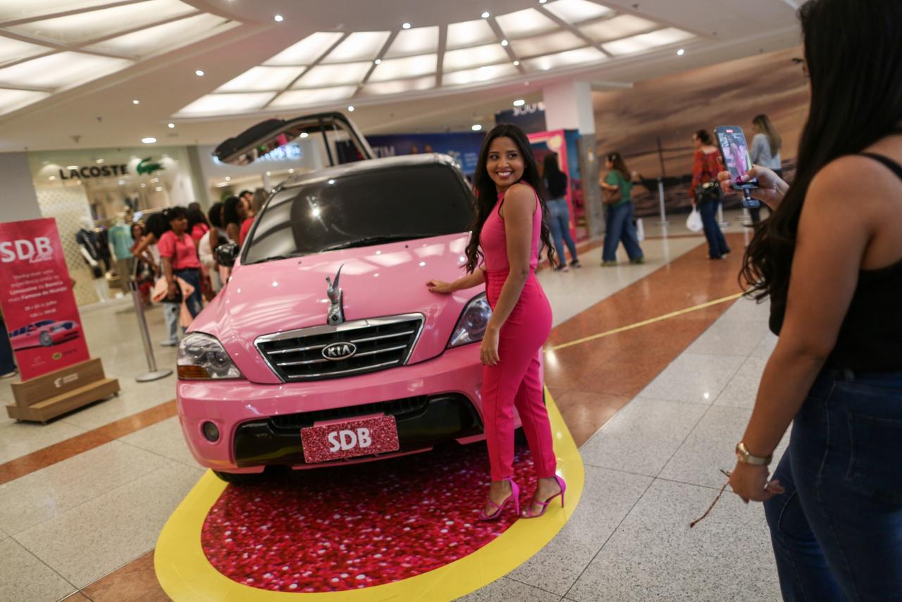 Onda rosa de 'Barbie' invade comércio da 25 de Março, em SP