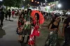 Sanfoneiro agita público no Bon Odori com mistura de anime e forró