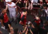 Torcida do Vitória faz a festa no aeroporto antes de partida decisiva