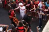 Torcida do Vitória faz a festa no aeroporto antes de partida decisiva