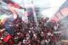 Torcida do Vitória faz a festa no aeroporto antes de partida decisiva