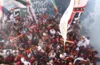 Torcida do Vitória faz a festa no aeroporto antes de partida decisiva