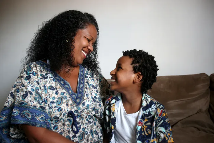 Na foto,  Elane Nascimento e seu filho João Nascimento