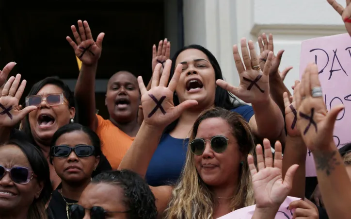 Familiares de Sara Mariano protestam em frente ao Fórum Ruy Barbosa