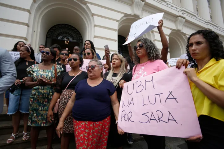 Familiares de Sara Mariano protestam em frente ao Fórum Ruy Barbosa