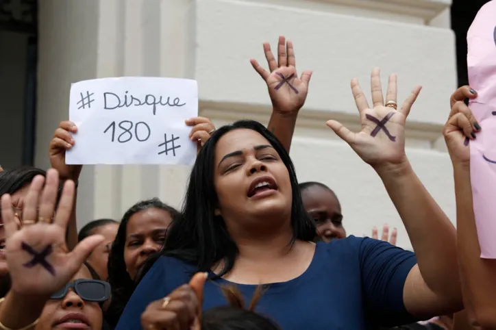 Familiares de Sara Mariano protestam em frente ao Fórum Ruy Barbosa