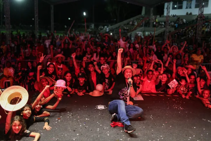 Sanfoneiro agita público no Bon Odori com mistura de anime e forró