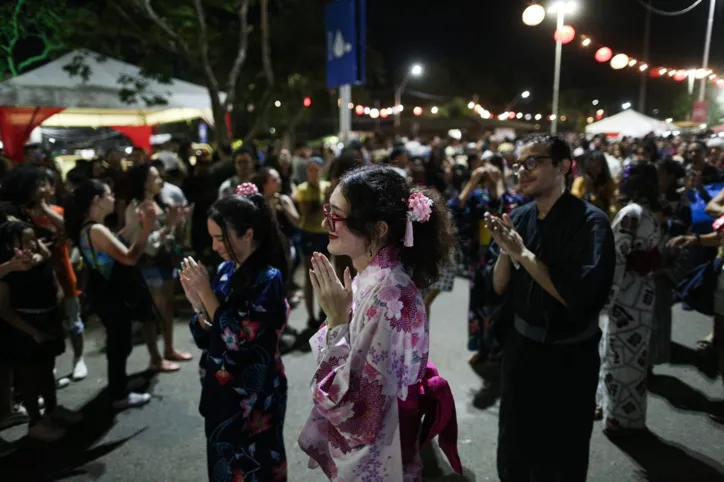 Sanfoneiro agita público no Bon Odori com mistura de anime e forró