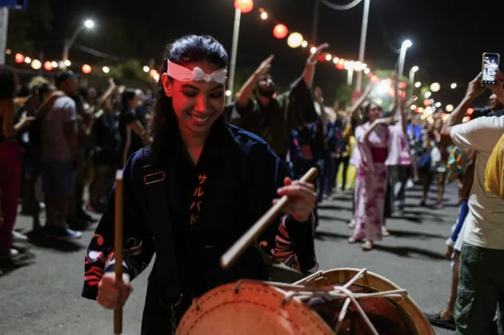 Sanfoneiro agita público no Bon Odori com mistura de anime e forró