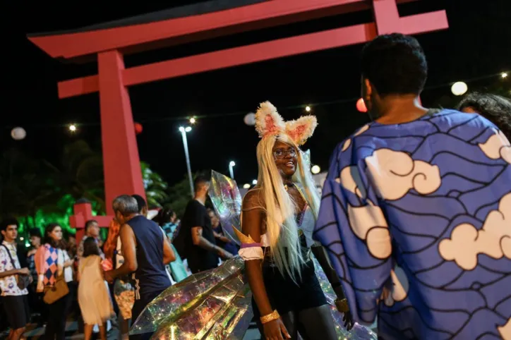 Sanfoneiro agita público no Bon Odori com mistura de anime e forró