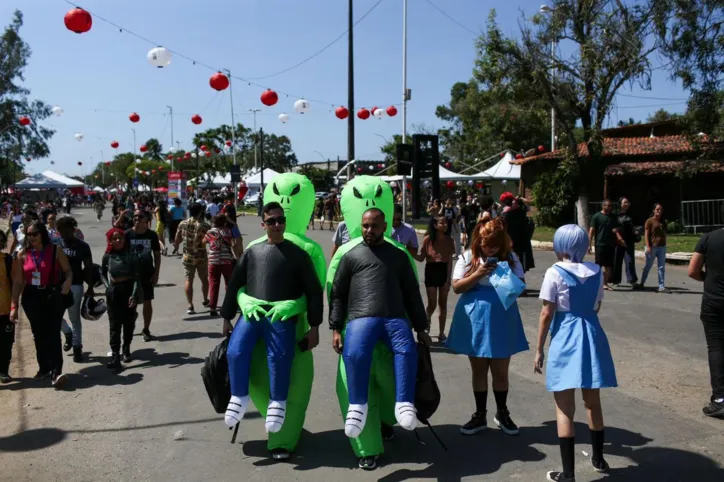 Sanfoneiro agita público no Bon Odori com mistura de anime e forró