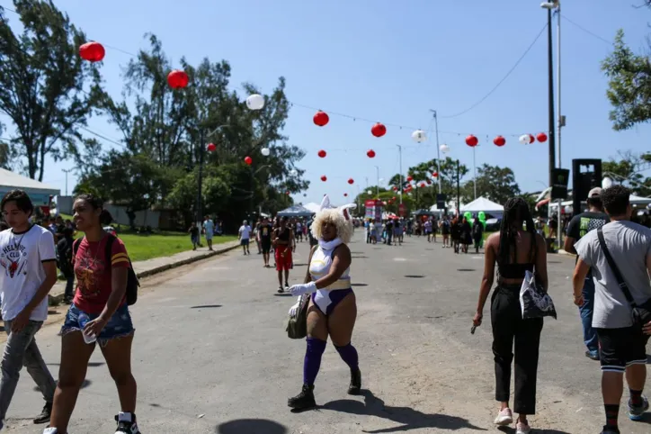 Sanfoneiro agita público no Bon Odori com mistura de anime e forró