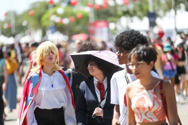 Sanfoneiro agita público no Bon Odori com mistura de anime e forró