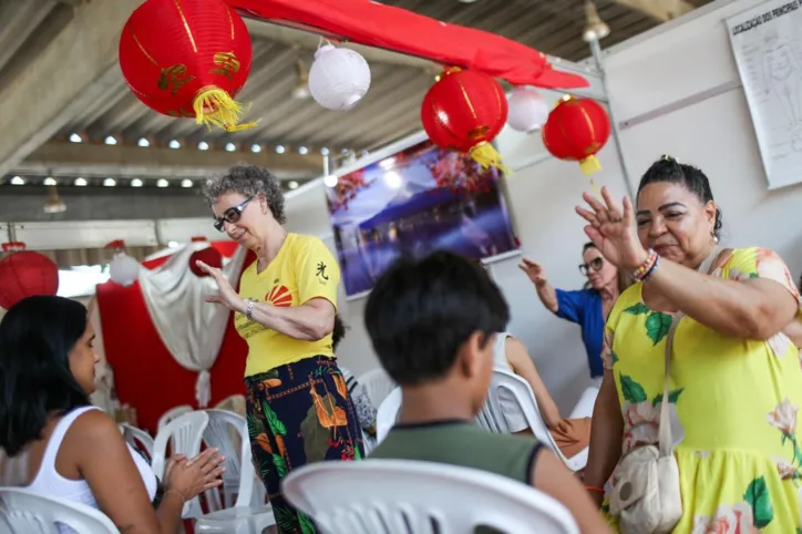 Sanfoneiro agita público no Bon Odori com mistura de anime e forró