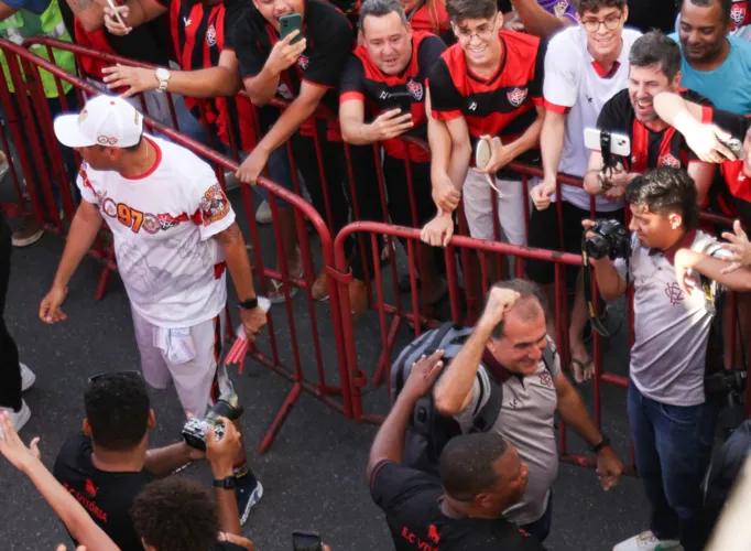 Torcida do Vitória faz a festa no aeroporto antes de partida decisiva