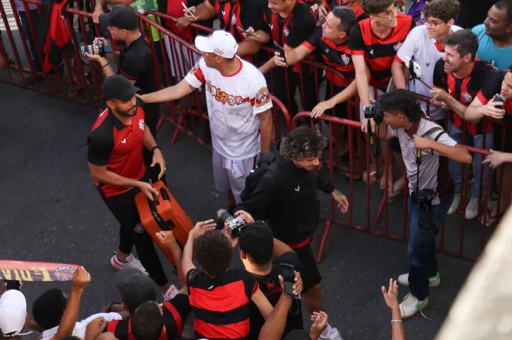 Torcida do Vitória faz a festa no aeroporto antes de partida decisiva