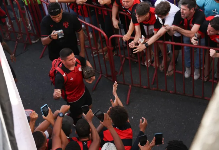 Torcida do Vitória faz a festa no aeroporto antes de partida decisiva