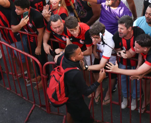 Torcida do Vitória faz a festa no aeroporto antes de partida decisiva