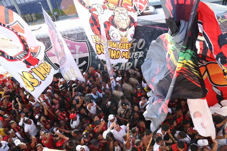 Torcida do Vitória faz a festa no aeroporto antes de partida decisiva