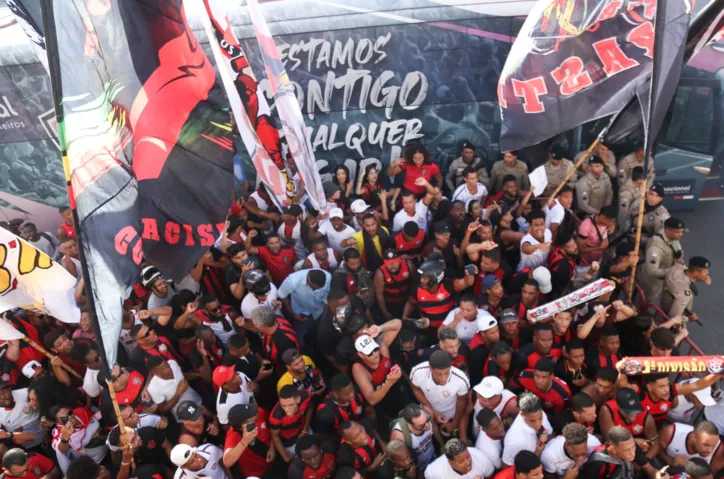 Torcida do Vitória faz a festa no aeroporto antes de partida decisiva