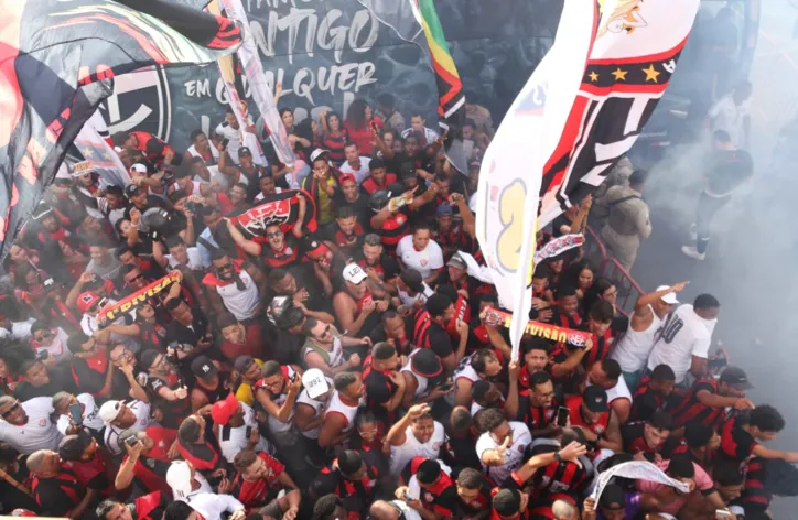 Torcida do Vitória faz a festa no aeroporto antes de partida decisiva