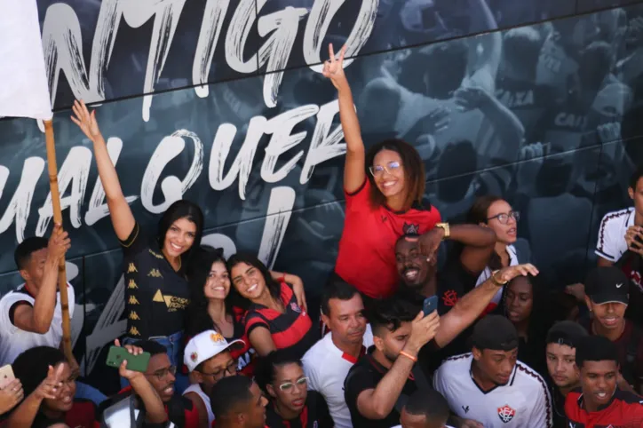 Torcida do Vitória faz a festa no aeroporto antes de partida decisiva