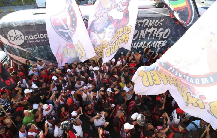 Torcida do Vitória faz a festa no aeroporto antes de partida decisiva