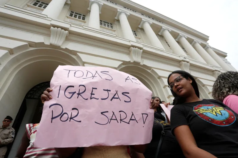 Familiares de Sara Mariano protestam em frente ao Fórum Ruy Barbosa