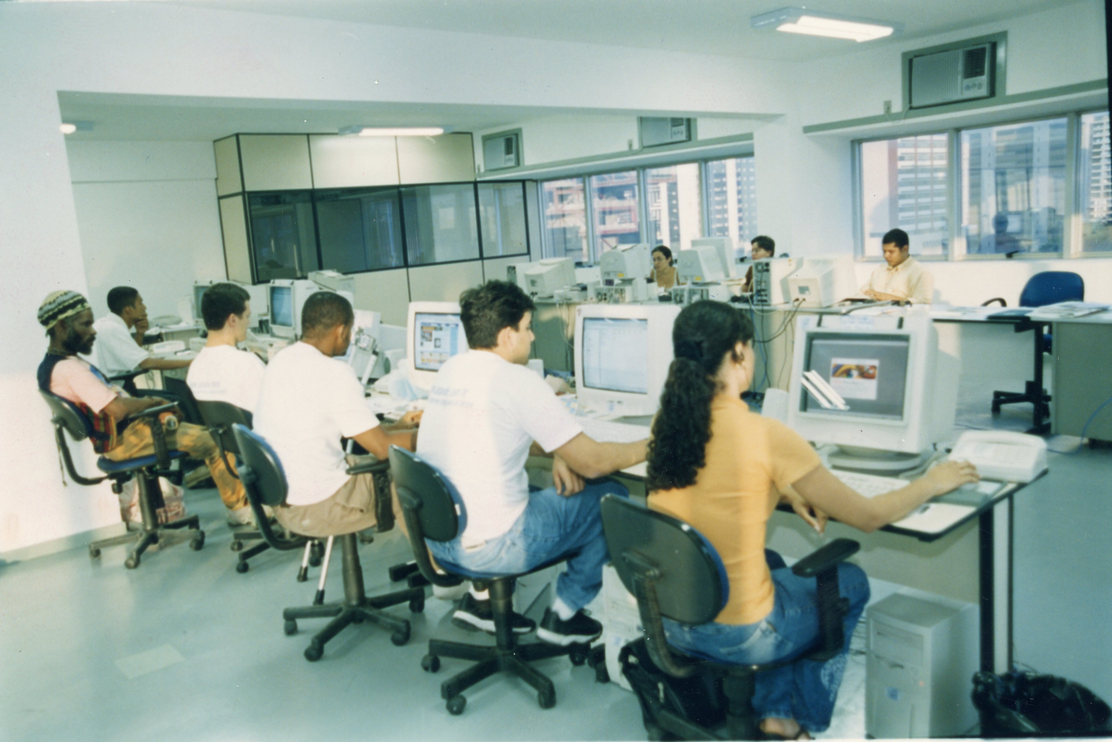 História em imagens: veja a redação de A TARDE ao longo dos anos