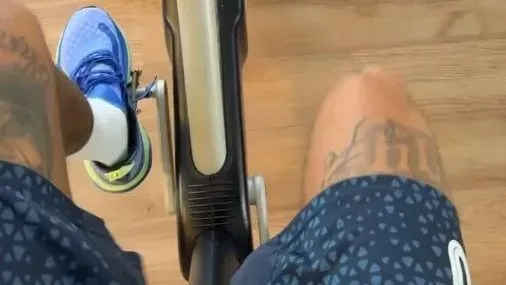 Neymar fazendo exercícios em academia