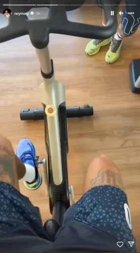 Neymar fazendo exercícios em academia