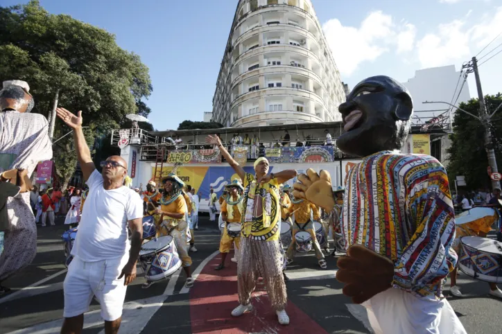 Blocos afro fazem carnaval antecipado e arrastam multidão em Salvador