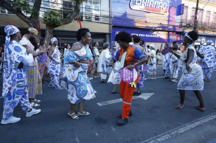 Blocos afro fazem carnaval antecipado e arrastam multidão em Salvador