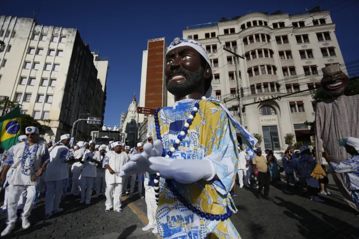 Blocos afro fazem carnaval antecipado e arrastam multidão em Salvador