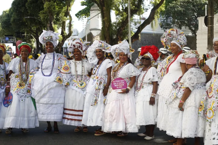 Blocos afro fazem carnaval antecipado e arrastam multidão em Salvador