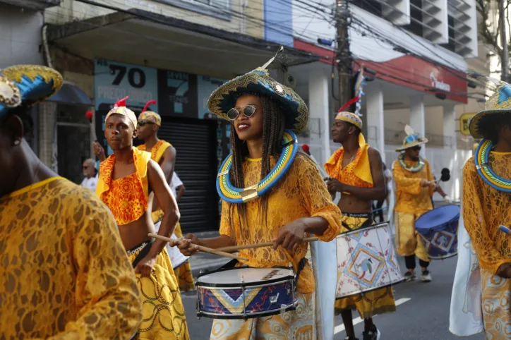 Blocos afro fazem carnaval antecipado e arrastam multidão em Salvador